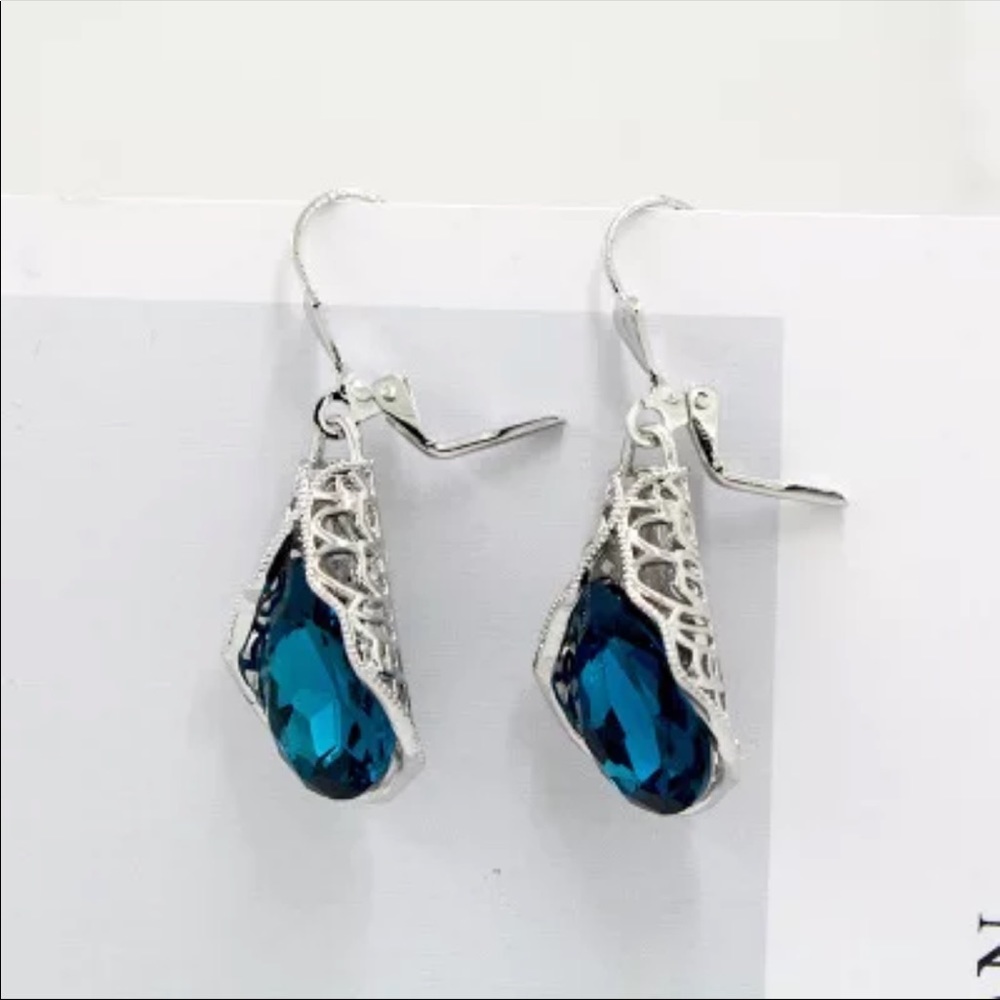 *NEW*Drop Water Blue Crystal Stud Earrings - Picture 3 of 3
